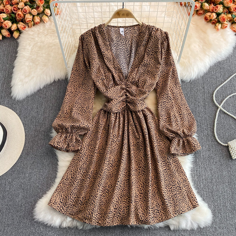 Kleines Kleid mit Leopardenmuster und V-Ausschnitt mit Blasenärmeln 3128