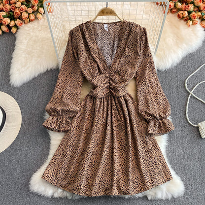 Kleines Kleid mit Leopardenmuster und V-Ausschnitt mit Blasenärmeln 3128