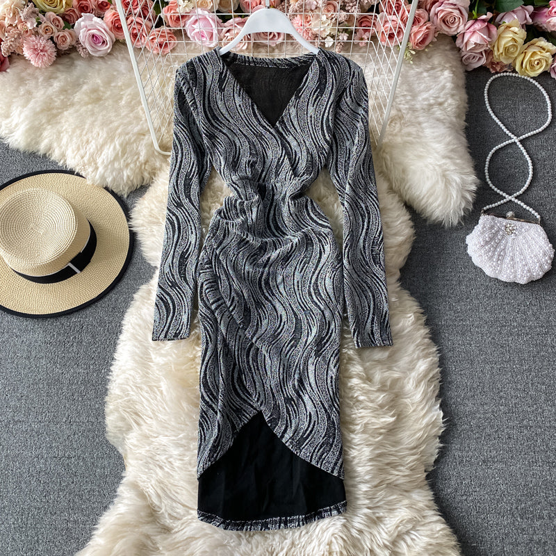 Langärmliges Kleid mit V-Ausschnitt und schmalem Hüftwickelrock 3151