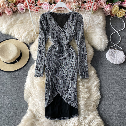 Langärmliges Kleid mit V-Ausschnitt und schmalem Hüftwickelrock 3151