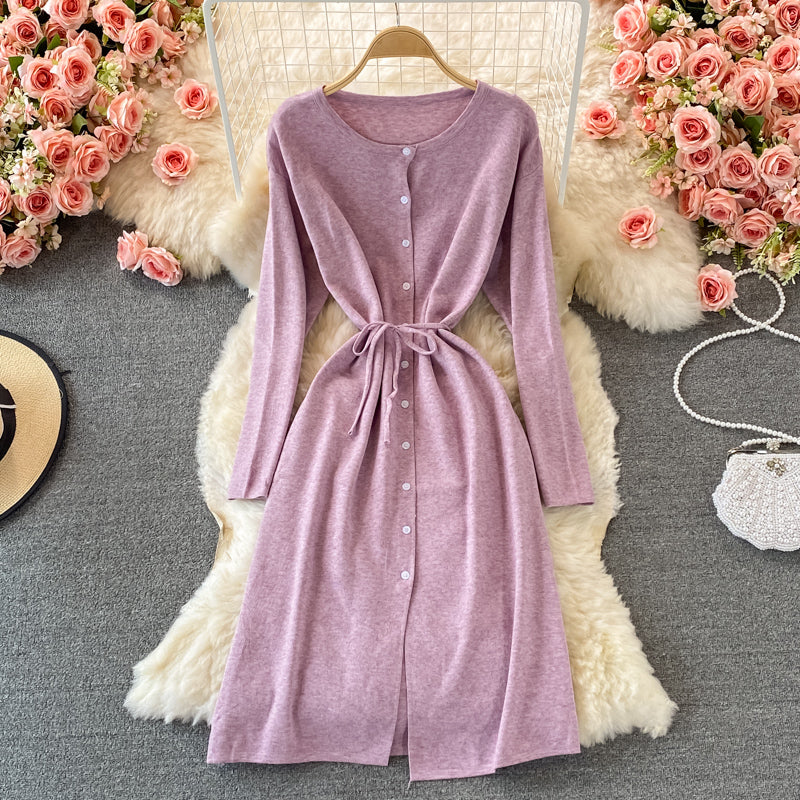 Einreihiges Strickkleid mit Rundhalsausschnitt und Taillen-Pulloverrock 3075
