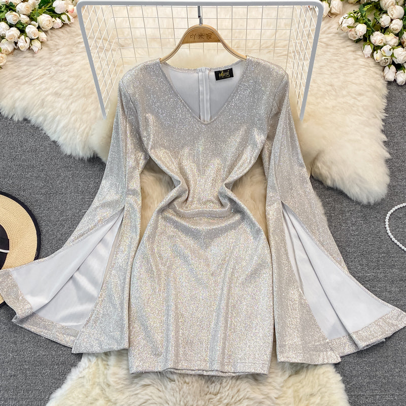 Kleid 2871 mit hoher Taille und ausgestelltem V-Ausschnitt