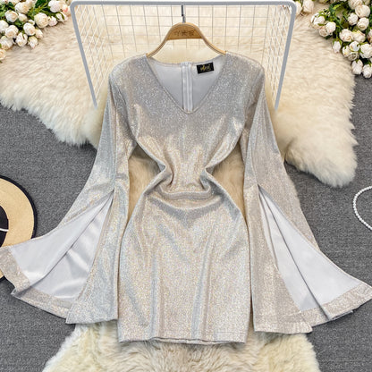 Kleid 2871 mit hoher Taille und ausgestelltem V-Ausschnitt