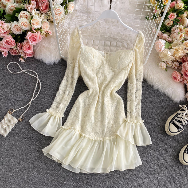 Taillenbund mit eckigem Ausschnitt, langärmliges Rüschenkleid mit Spitzeneinsatz 3148