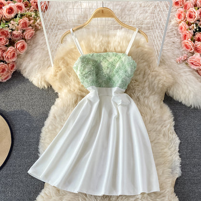 Trägerloses Kleid mit Stehkragen und Blütenblättern und hoher Taille 3215
