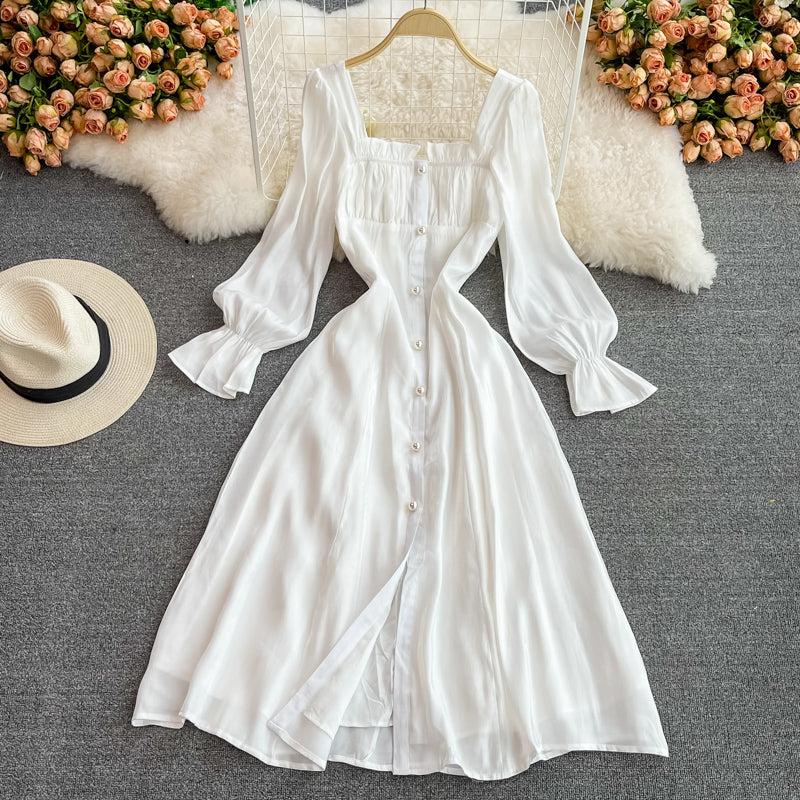 Kleid 3354 mit hoher Taille, schmalen Schaumstoffärmeln und eckigem Ausschnitt