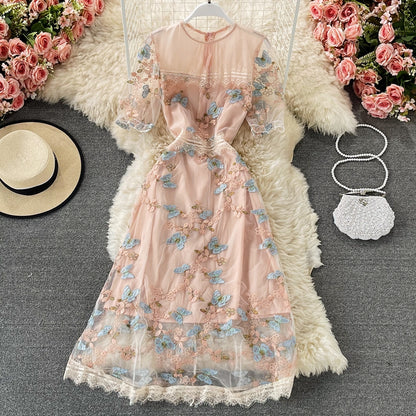 Schmal geschnittenes Kleid 2968 mit Rundhalsausschnitt, kurzen Ärmeln, Taillenverschluss und Schmetterlingsstickerei