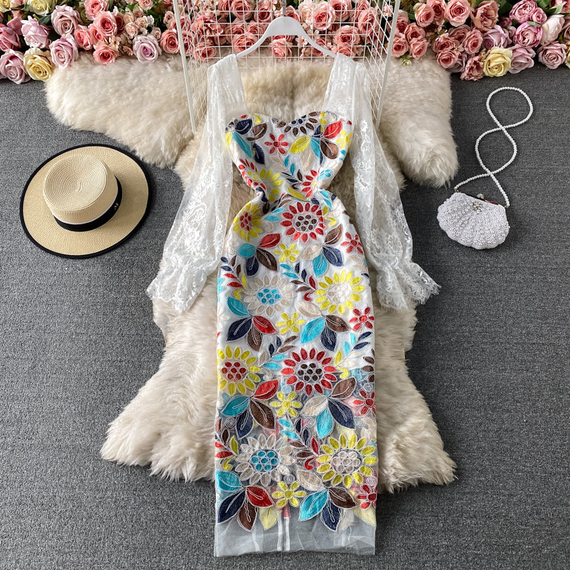 Schmal temperamentvolles, spitzenbesticktes Schlitzkleid mit eckigem Ausschnitt 3418
