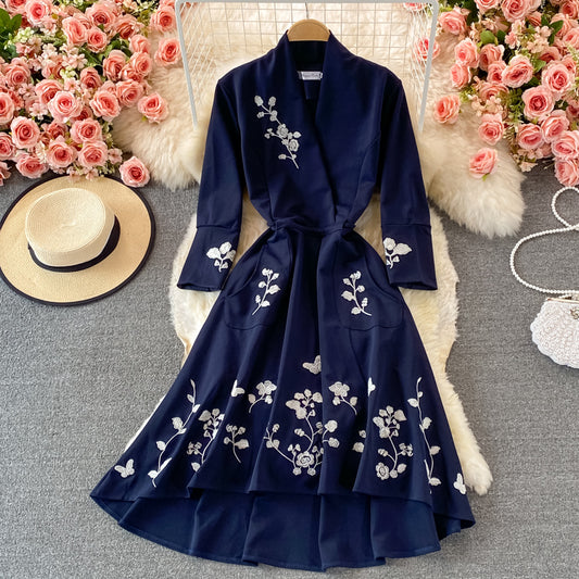 Besticktes, mittellanges Schwalbenschwanzkleid mit Taillenschnürung 3088