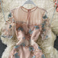 Schmal geschnittenes Kleid 2968 mit Rundhalsausschnitt, kurzen Ärmeln, Taillenverschluss und Schmetterlingsstickerei