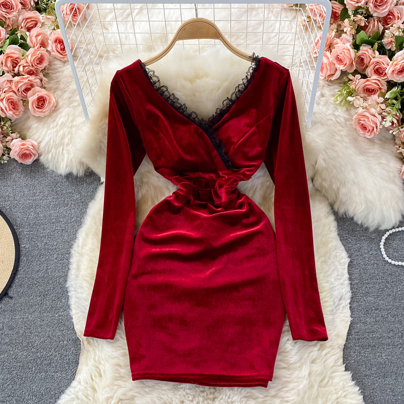 Sexy Samtkleid mit tiefem V-Ausschnitt und Spitzenstickerei 3102