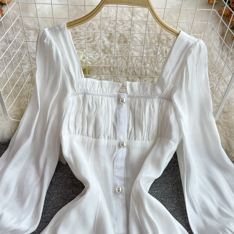 Kleid 3354 mit hoher Taille, schmalen Schaumstoffärmeln und eckigem Ausschnitt