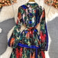 Temperamentvolles Plisseekleid mit Stehkragendruck 3362