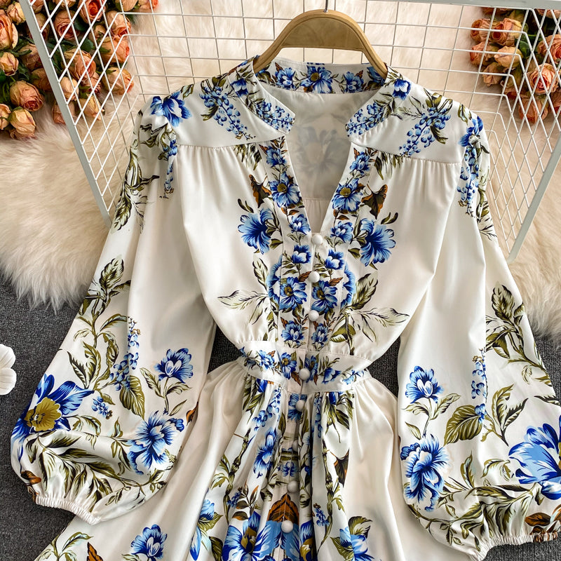 Hoch tailliertes, schlankes, mittellanges, bedrucktes Kleid mit V-Ausschnitt 3012