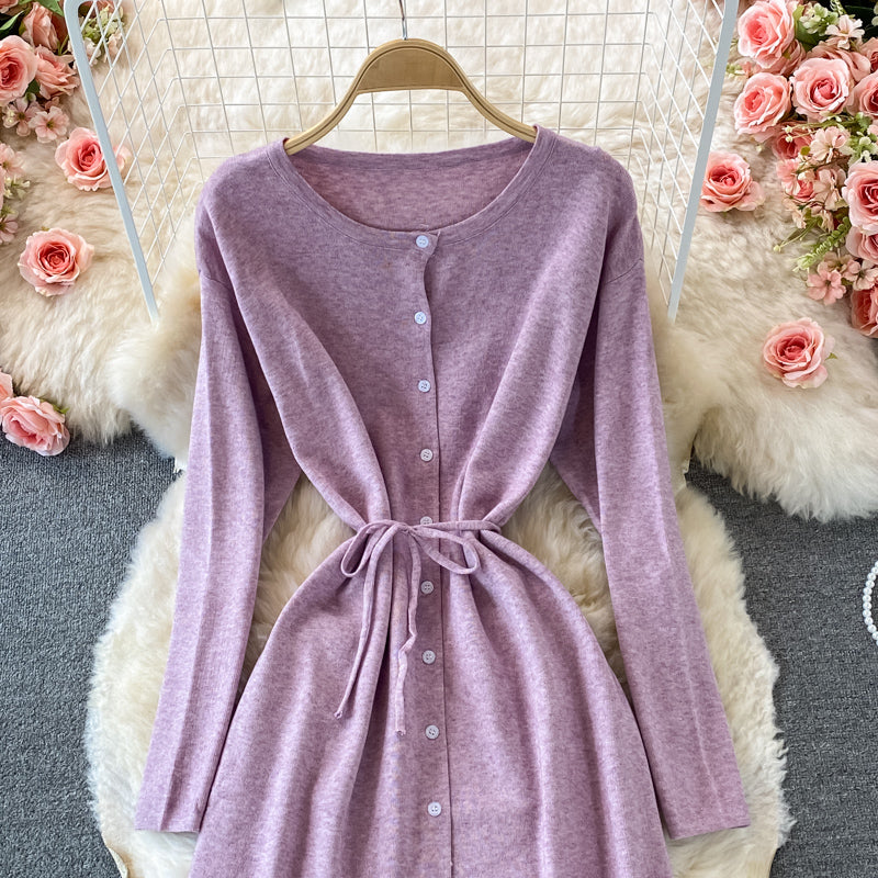 Einreihiges Strickkleid mit Rundhalsausschnitt und Taillen-Pulloverrock 3075