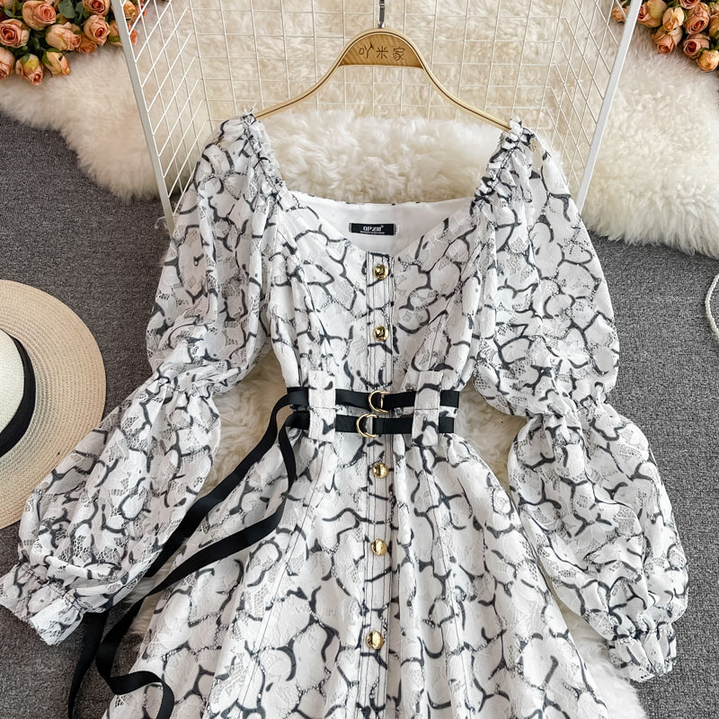 Einreihiges, schmales Spitzenkleid mit hoher Taille und V-Ausschnitt 3124
