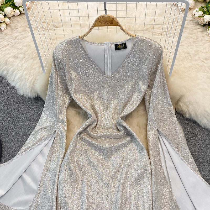 Kleid 2871 mit hoher Taille und ausgestelltem V-Ausschnitt