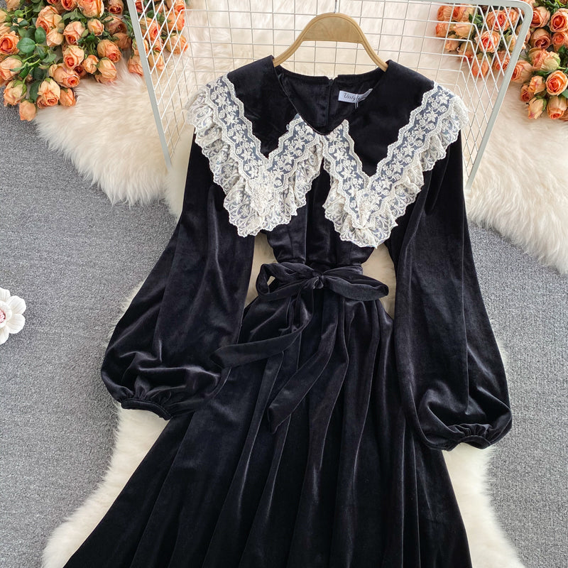 Samtkleid mit Puppenhalsausschnitt und Spitzenrevers 2861