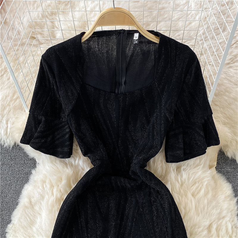 Temperamentvolles Kleid mit quadratischem Kragen aus heller Seide mit schmaler Passform und geteilter Hüfte 3338
