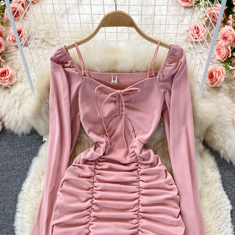 Sexy, schmal geschnittenes, plissiertes Wickelkleid mit eckigem Ausschnitt und Hüftschnürung 2917