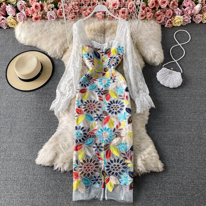 Schmal temperamentvolles, spitzenbesticktes Schlitzkleid mit eckigem Ausschnitt 3418