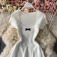 Schmales Strickkleid mit Schleife und eckigem Ausschnitt 3437