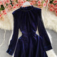 Burgunderfarbenes, schulterfreies Samtkleid in A-Linie mit Stehkragen 2934