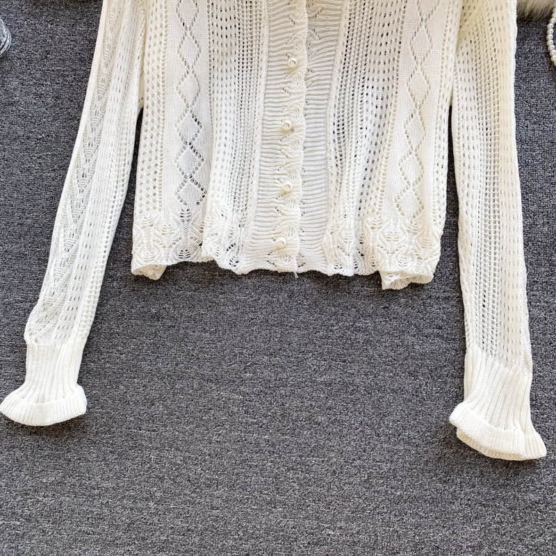Sanfter Wind trägt einen ausgehöhlten Vintage-Strickjackenmantel mit Hakenblume 1580