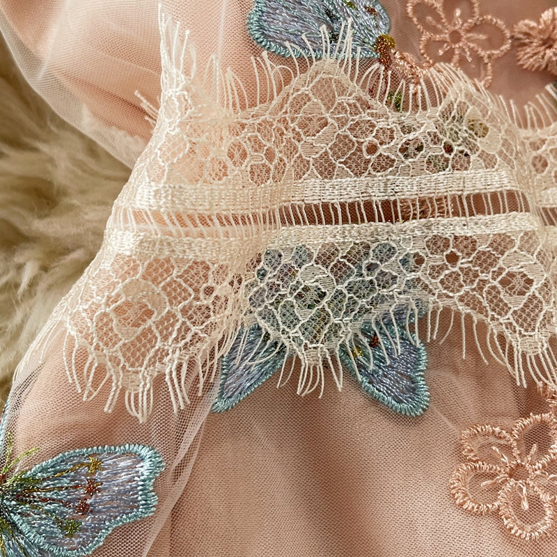 Schmal geschnittenes Kleid 2968 mit Rundhalsausschnitt, kurzen Ärmeln, Taillenverschluss und Schmetterlingsstickerei