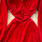 Temperamentvolles, schmales Samtkleid mit V-Ausschnitt und hoher Taille 3089