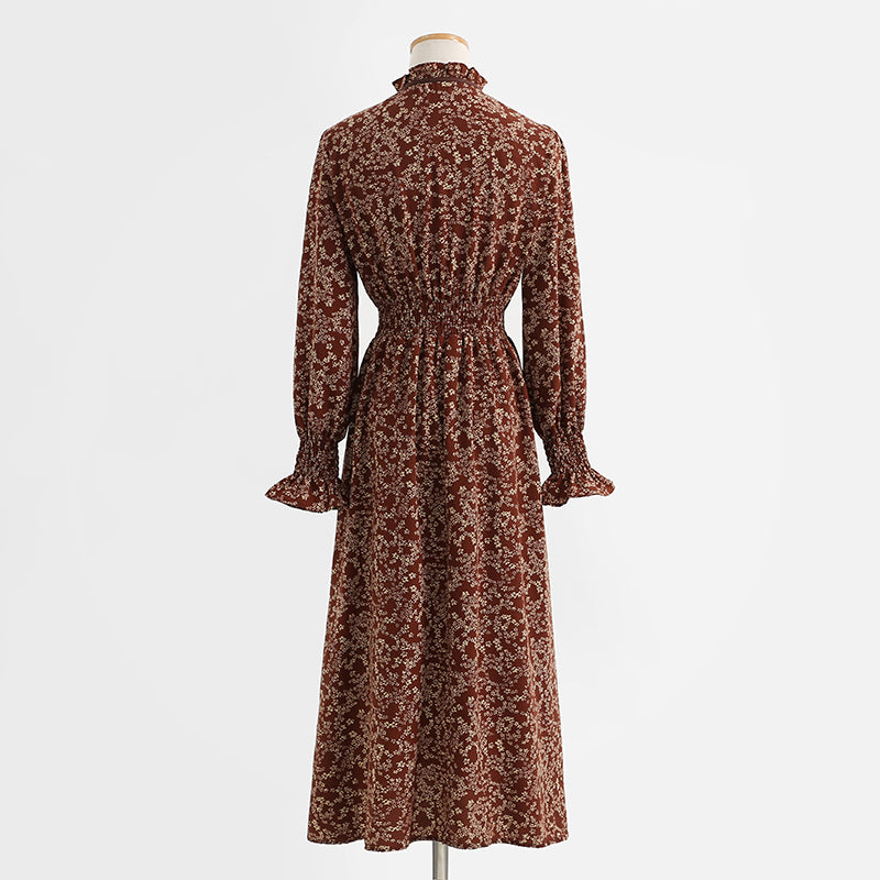 The new little man looks thin and covers his belly over his knees. Tea break dress  2279