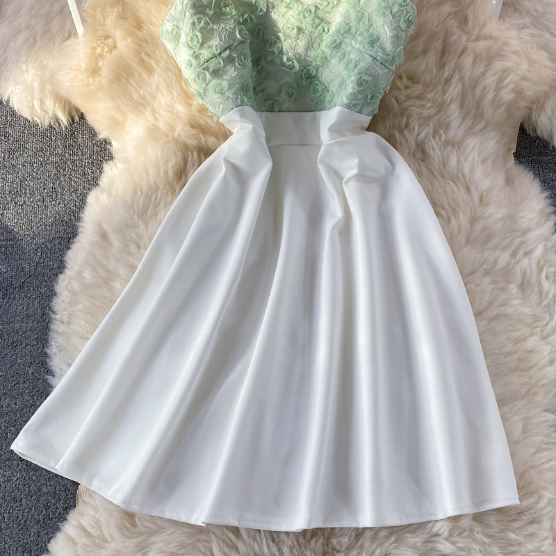 Trägerloses Kleid mit Stehkragen und Blütenblättern und hoher Taille 3215