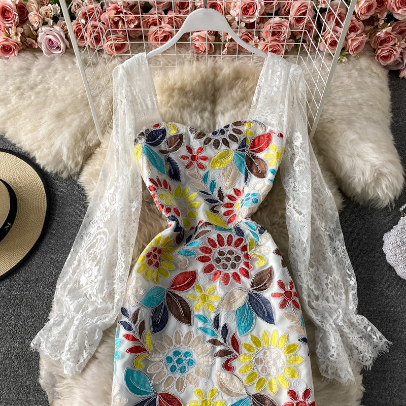 Schmal temperamentvolles, spitzenbesticktes Schlitzkleid mit eckigem Ausschnitt 3418