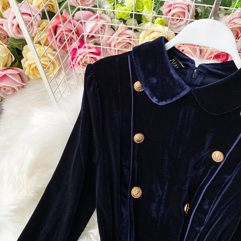 Puppenrevers-Goldknopf-Schmalkleid Big Swing-Samtkleid 3281