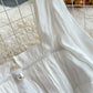Kleid 3354 mit hoher Taille, schmalen Schaumstoffärmeln und eckigem Ausschnitt