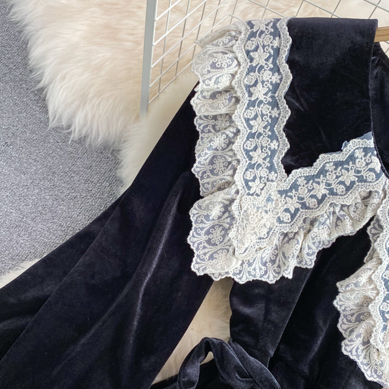 Samtkleid mit Puppenhalsausschnitt und Spitzenrevers 2861