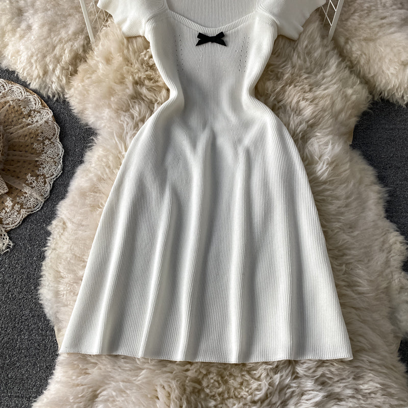 Schmales Strickkleid mit Schleife und eckigem Ausschnitt 3437