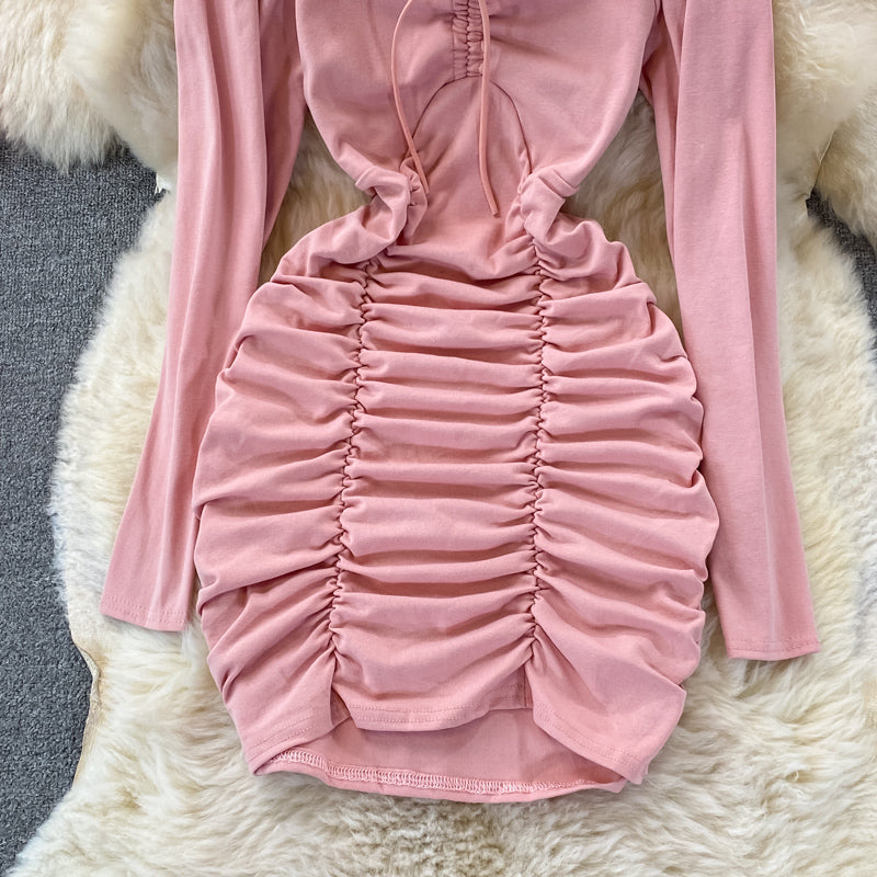 Sexy, schmal geschnittenes, plissiertes Wickelkleid mit eckigem Ausschnitt und Hüftschnürung 2917