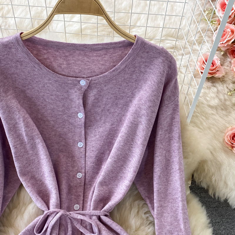 Einreihiges Strickkleid mit Rundhalsausschnitt und Taillen-Pulloverrock 3075