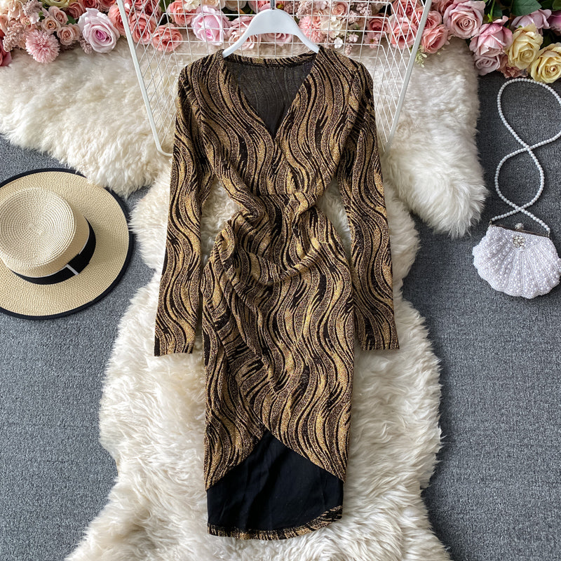 Langärmliges Kleid mit V-Ausschnitt und schmalem Hüftwickelrock 3151