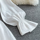 Kleid 3354 mit hoher Taille, schmalen Schaumstoffärmeln und eckigem Ausschnitt