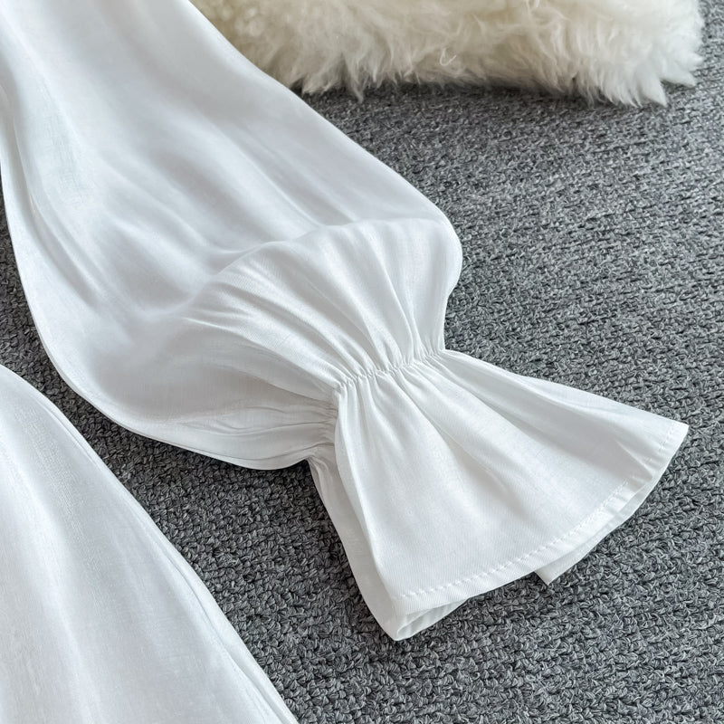 Kleid 3354 mit hoher Taille, schmalen Schaumstoffärmeln und eckigem Ausschnitt