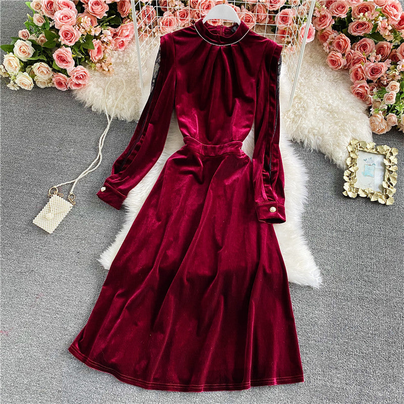 Burgunderfarbenes, schulterfreies Samtkleid in A-Linie mit Stehkragen 2934