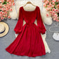 Dünnes rotes Kleid mit eckigem Ausschnitt und hoher Taille 3255