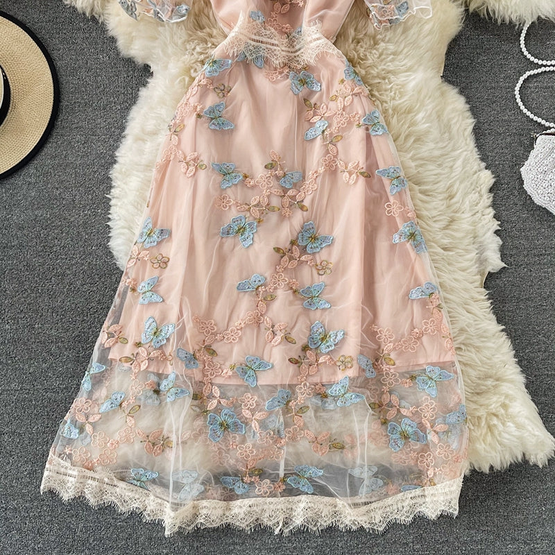 Schmal geschnittenes Kleid 2968 mit Rundhalsausschnitt, kurzen Ärmeln, Taillenverschluss und Schmetterlingsstickerei