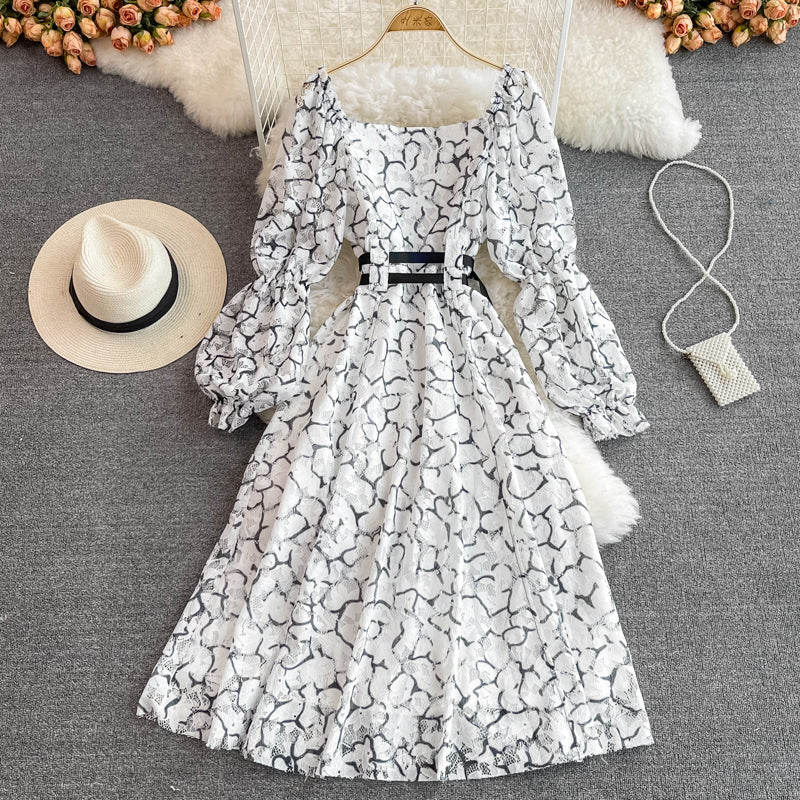 Einreihiges, schmales Spitzenkleid mit hoher Taille und V-Ausschnitt 3124