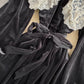 Samtkleid mit Puppenhalsausschnitt und Spitzenrevers 2861