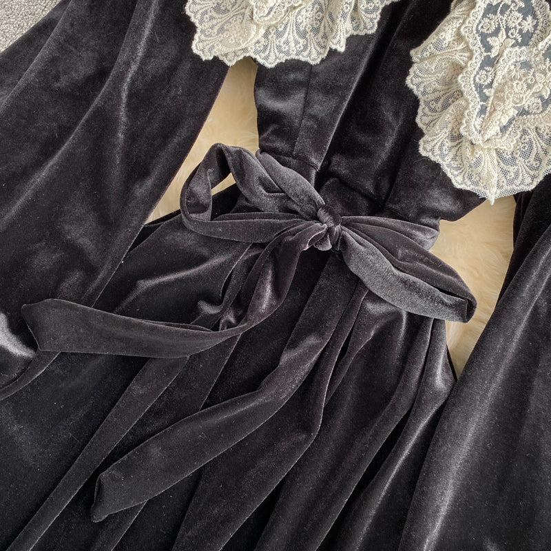 Samtkleid mit Puppenhalsausschnitt und Spitzenrevers 2861