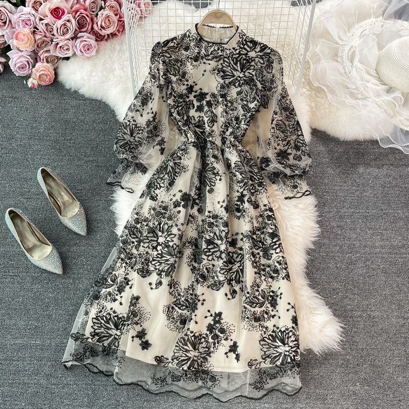 Leichtes, luxuriöses, hochwertiges, besticktes Mesh-Kleid 2977