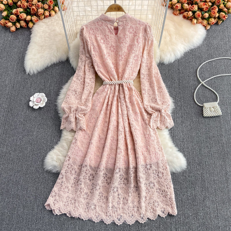Gebürstetes Spitzenkleid mit Stehkragen 3022